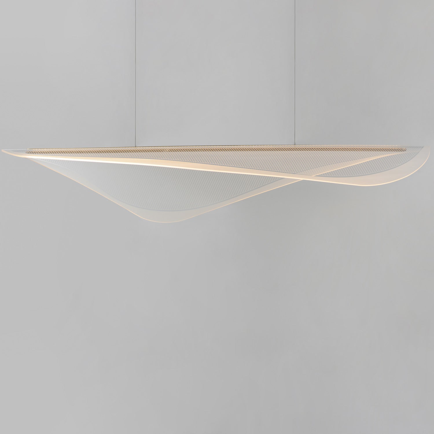Suspension linéaire LED inspirée de la raie manta en acrylique plié