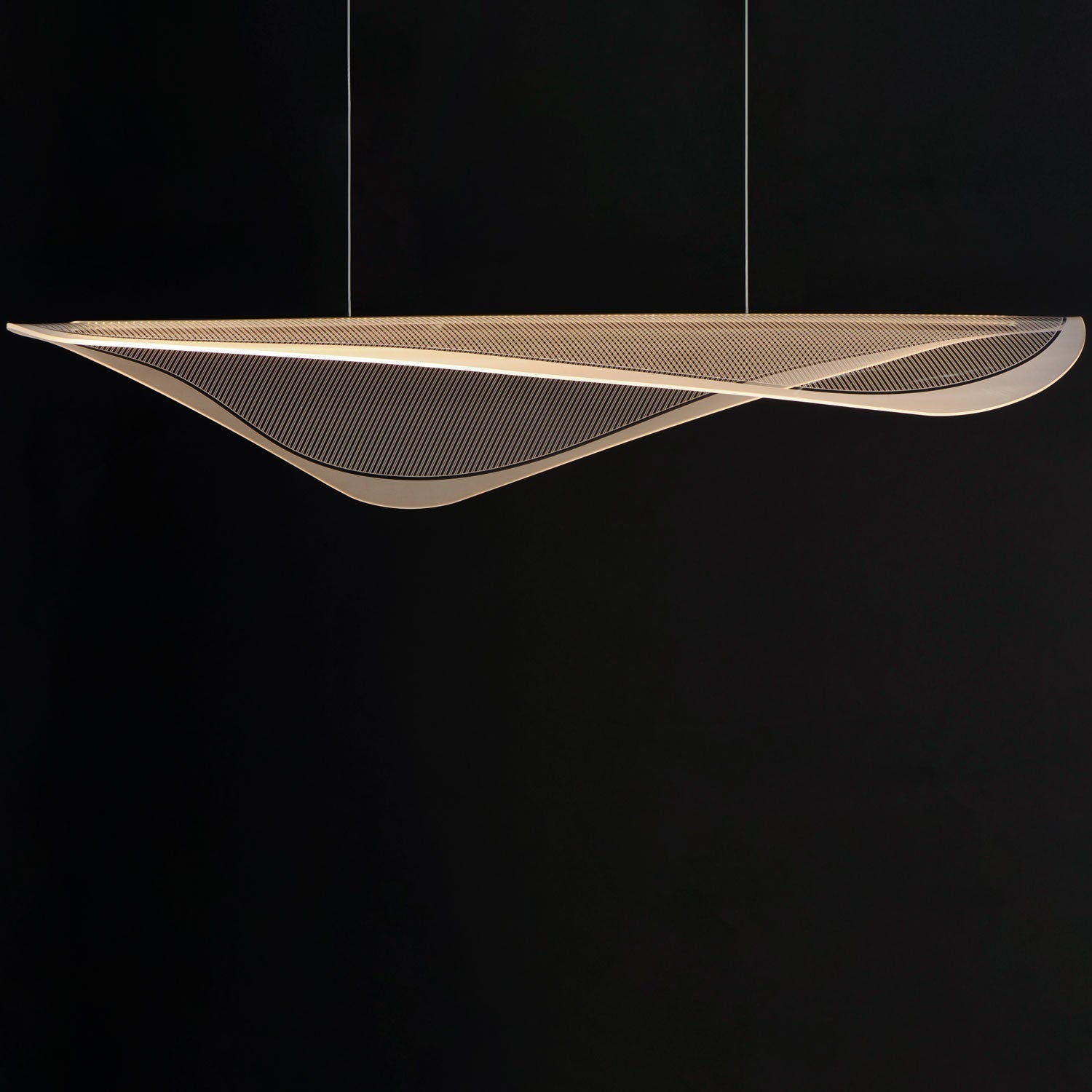 Suspension linéaire LED inspirée de la raie manta en acrylique plié
