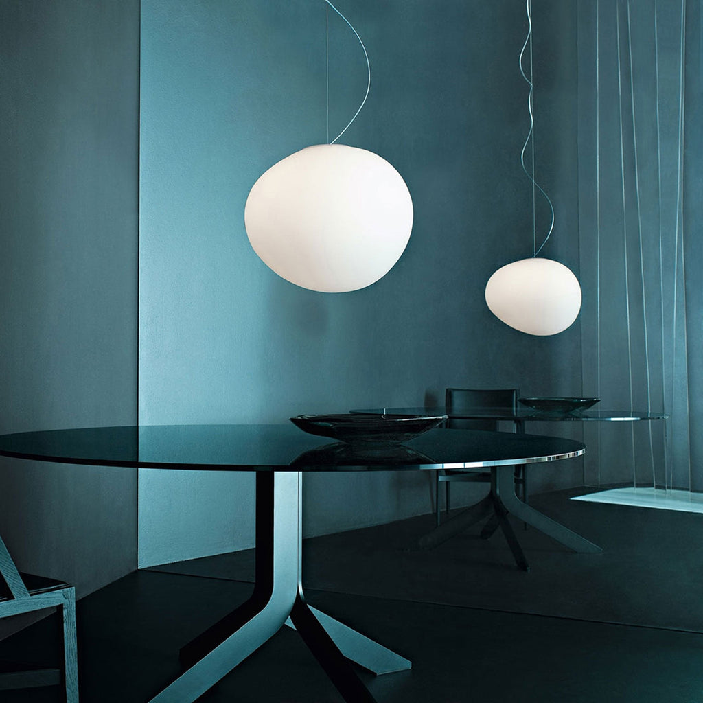 Suspension contemporaine abstraite en verre satiné soufflé