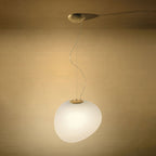 Suspension contemporaine abstraite en verre satiné soufflé