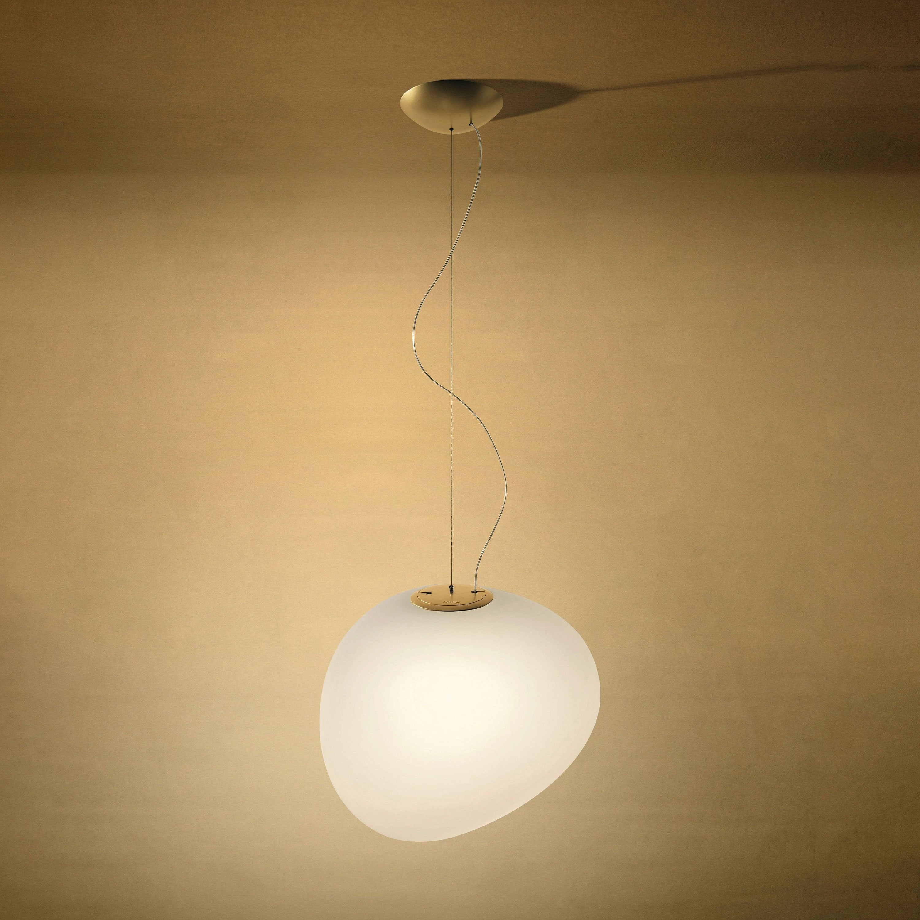 Suspension contemporaine abstraite en verre satiné soufflé