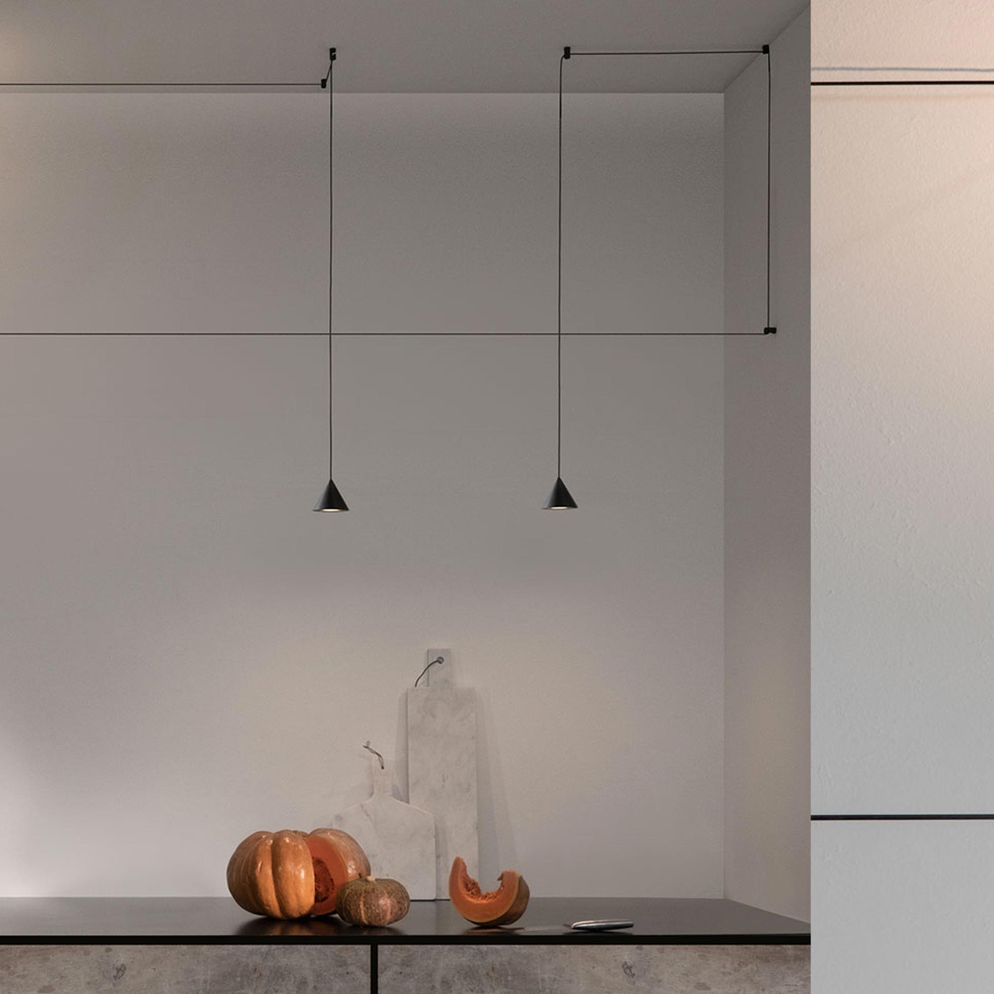 Lampadaire LED dimmable à abat-jour conique en aluminium