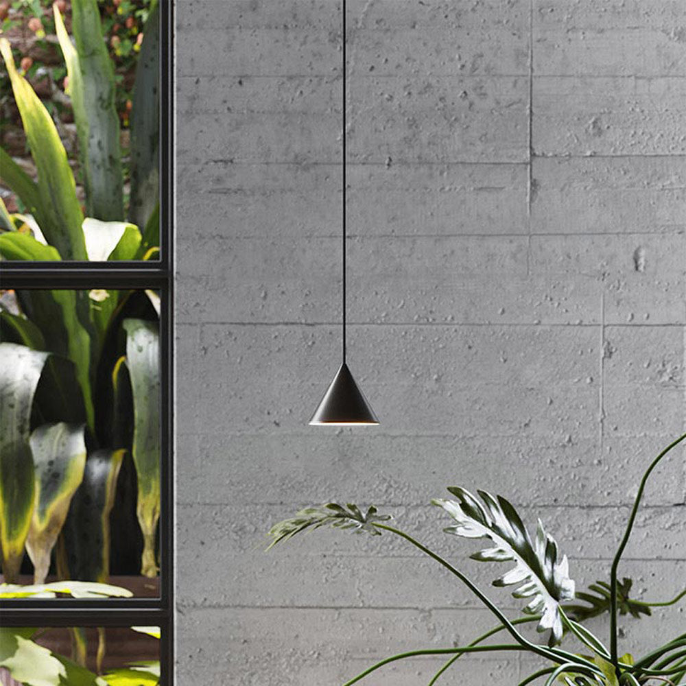 Lampadaire LED dimmable à abat-jour conique en aluminium