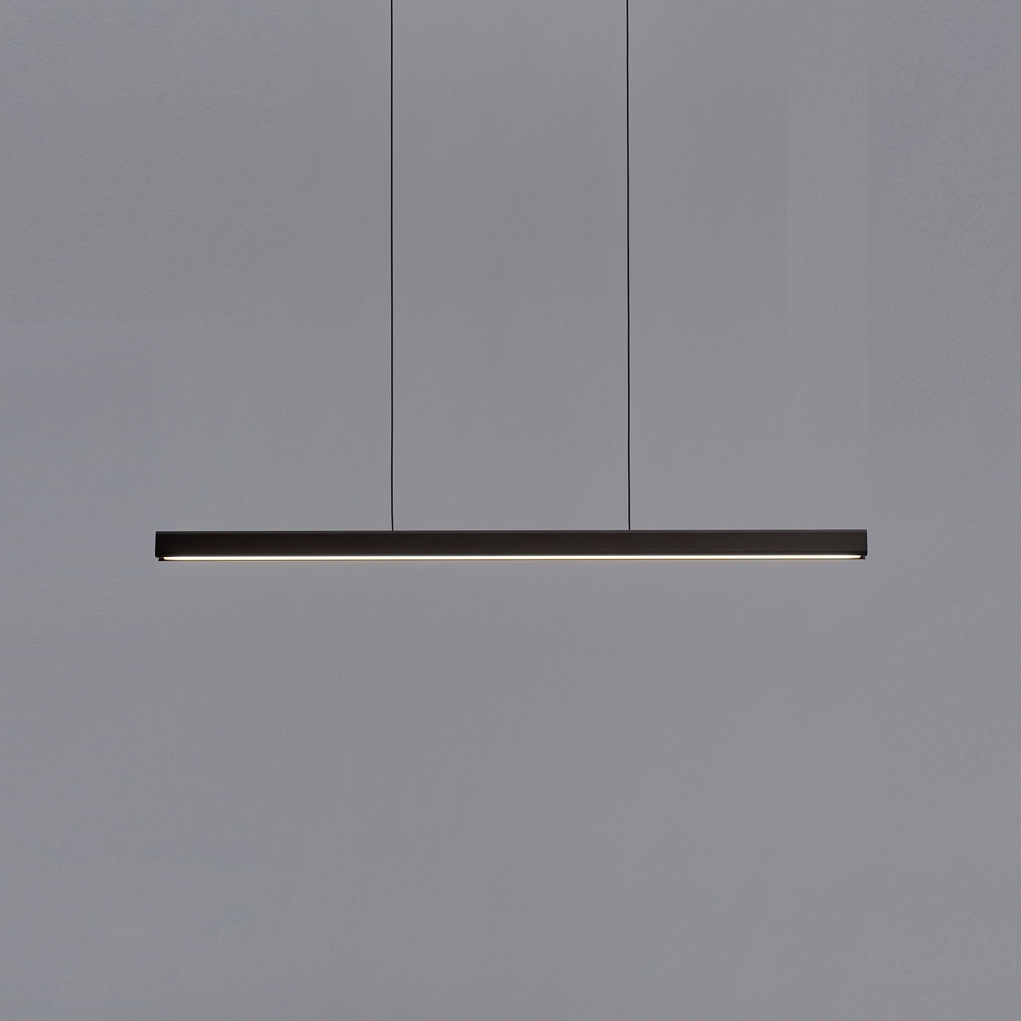 Suspension LED minimaliste linéaire en aluminium et bois.