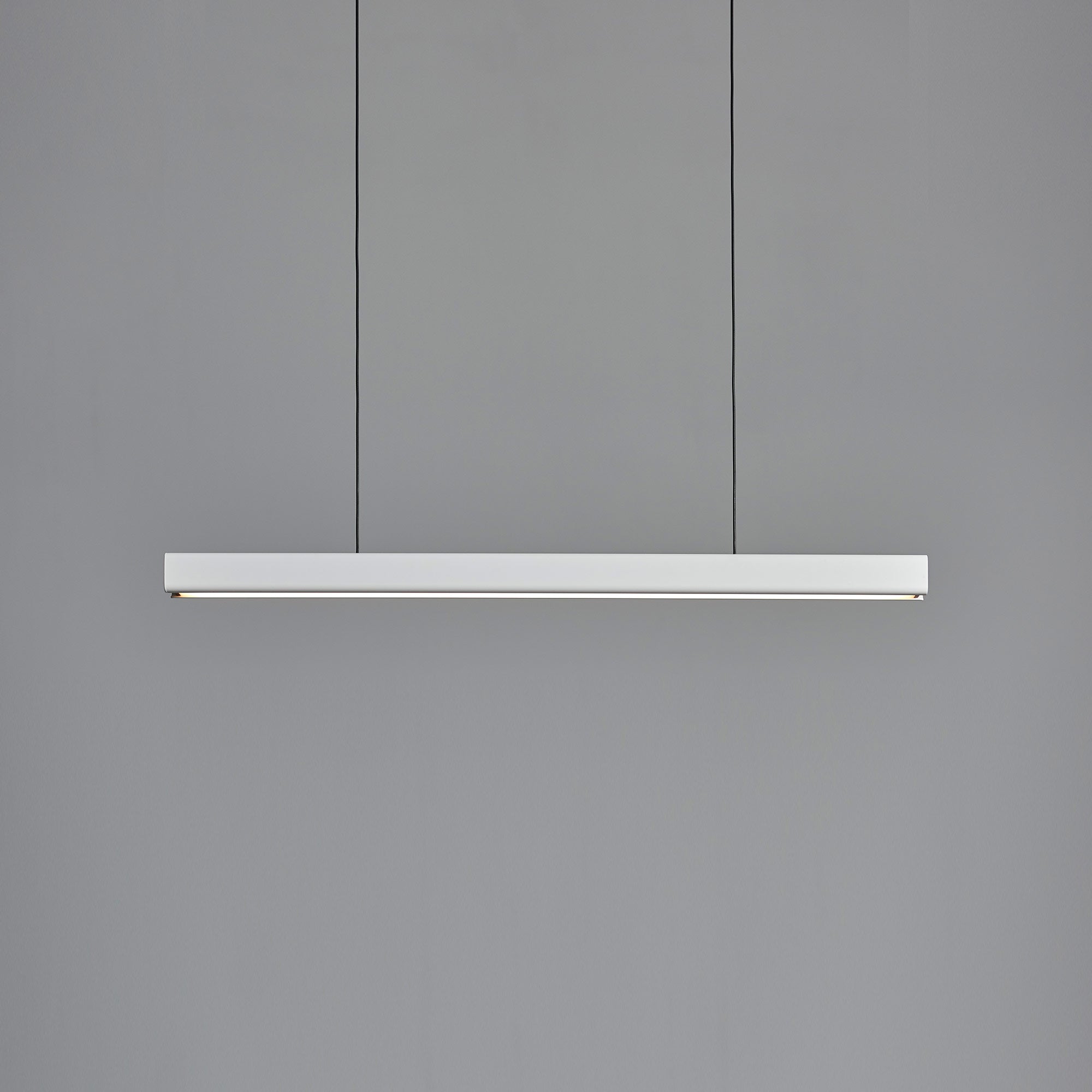 Suspension LED minimaliste linéaire en aluminium et bois.