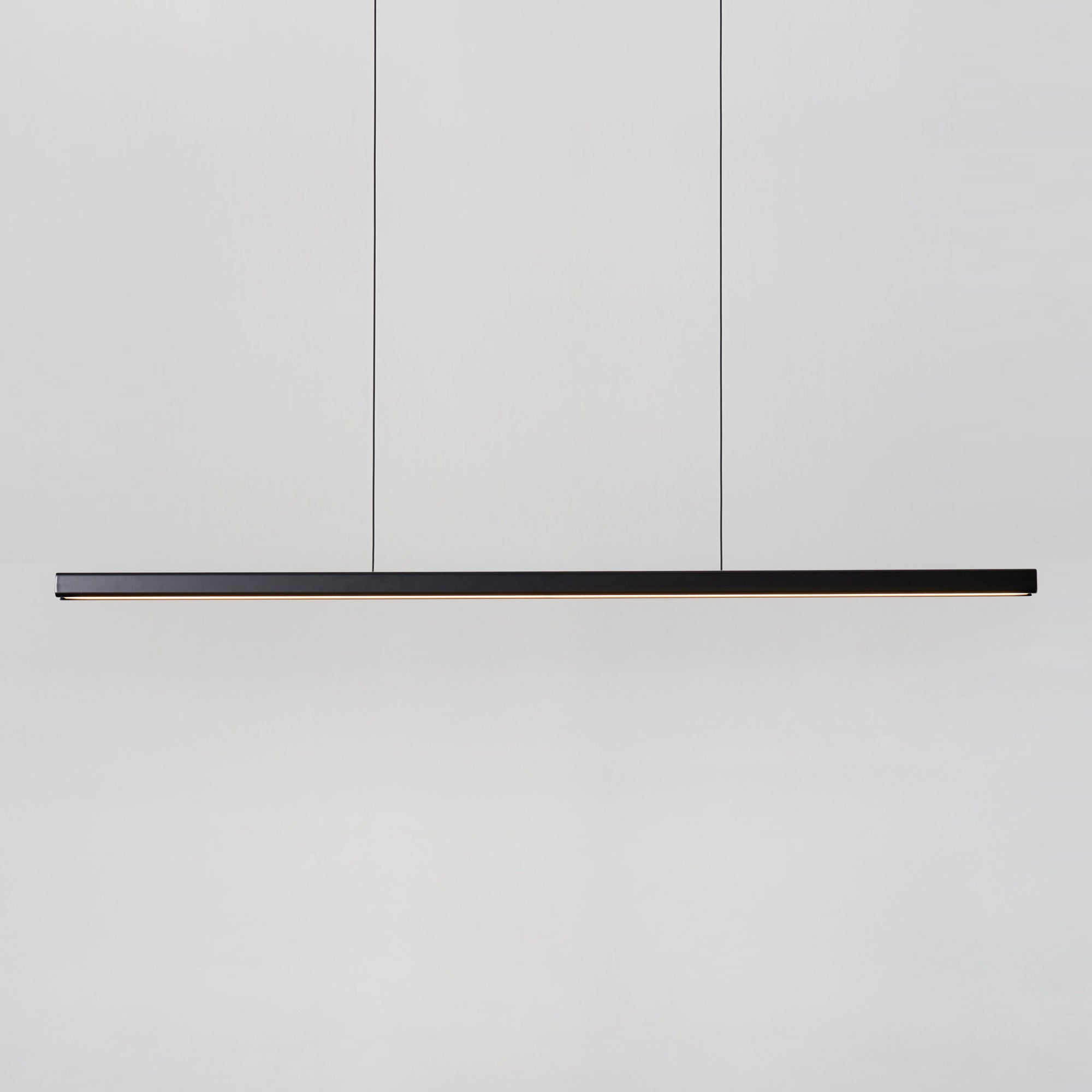 Suspension LED minimaliste linéaire en aluminium et bois.