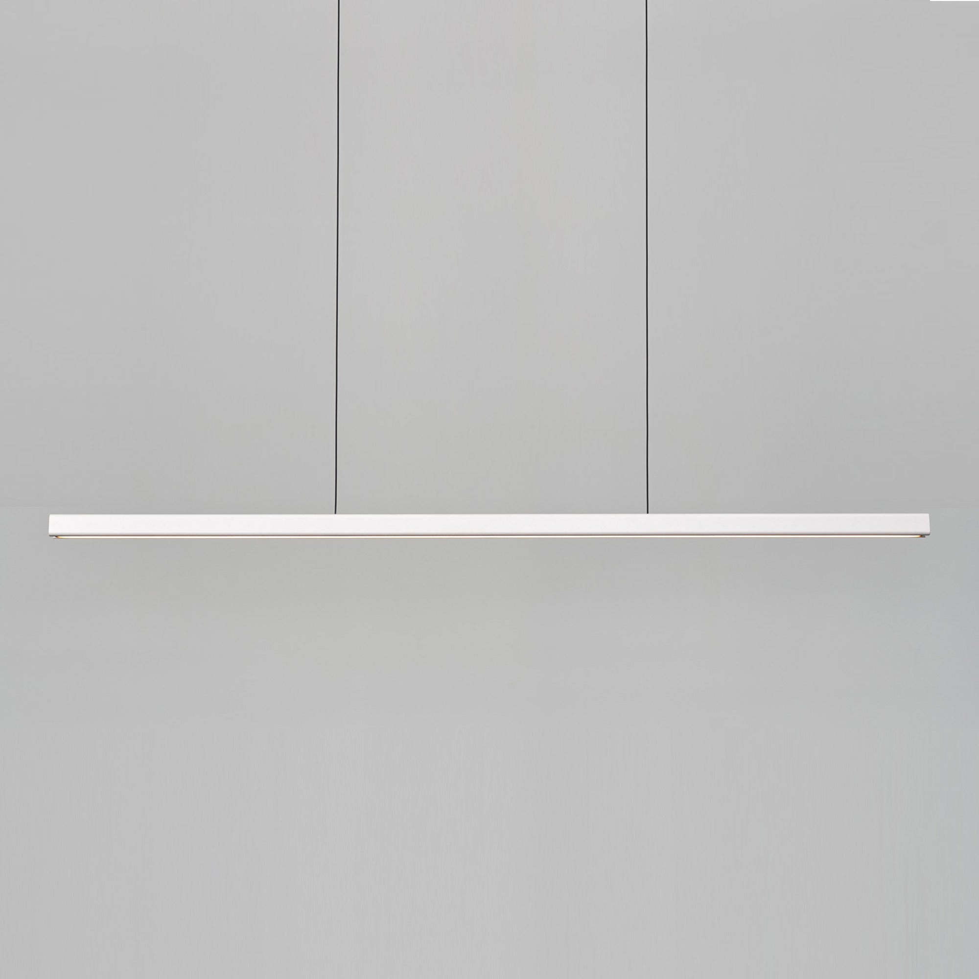 Suspension LED minimaliste linéaire en aluminium et bois.