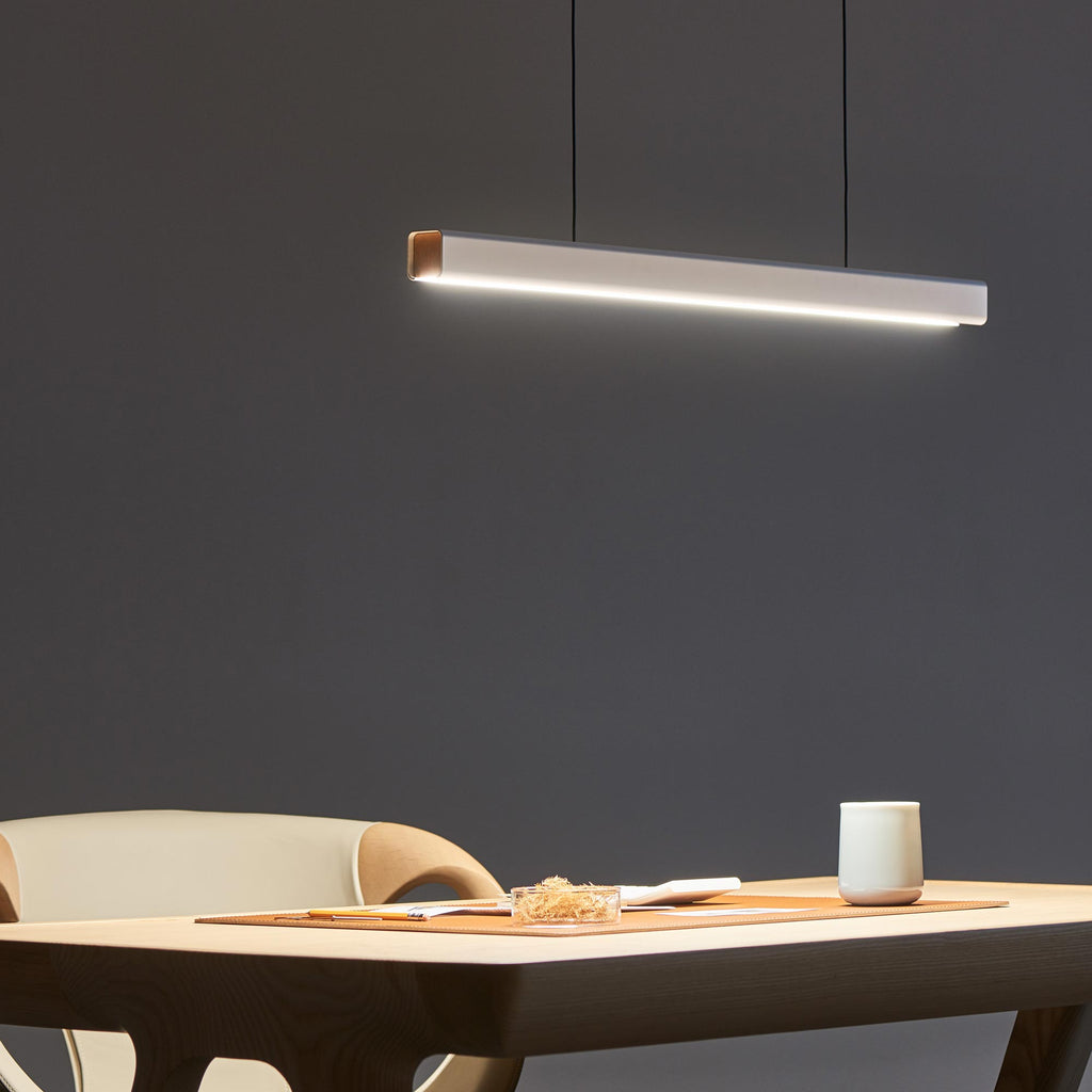 Suspension LED minimaliste linéaire en aluminium et bois.