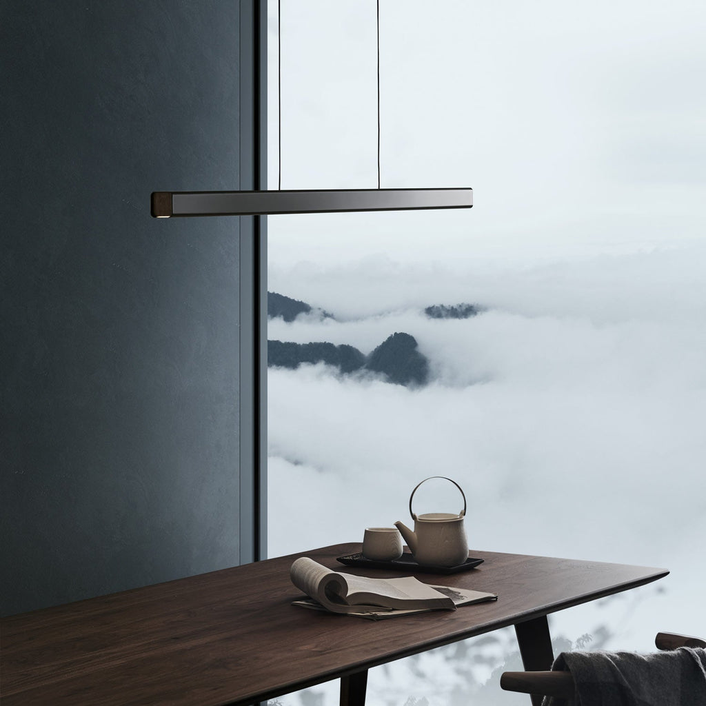 Suspension LED minimaliste linéaire en aluminium et bois.